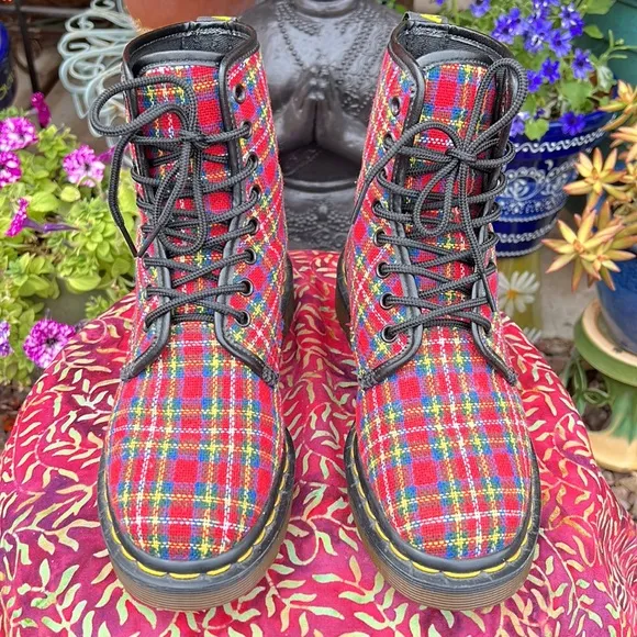 🏴󠁧󠁢󠁥󠁮󠁧󠁿 Dr. Martens Made in England Vintage Red Tartan Plaid Boots UK 4