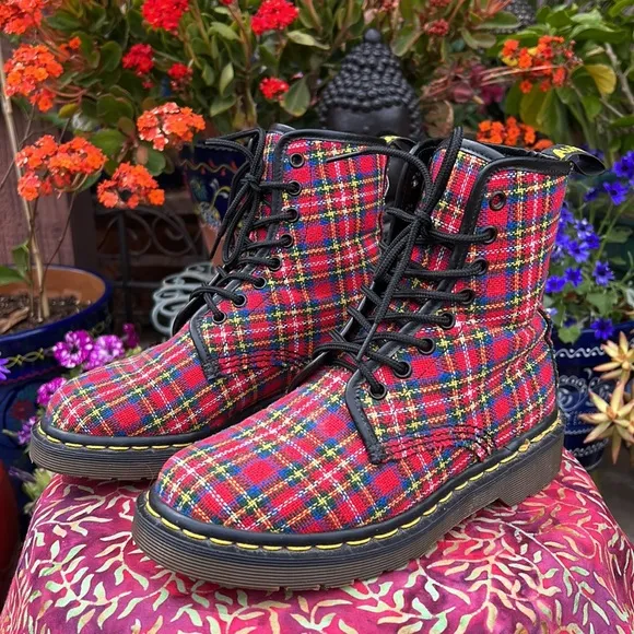 🏴󠁧󠁢󠁥󠁮󠁧󠁿 Dr. Martens Made in England Vintage Red Tartan Plaid Boots UK 4