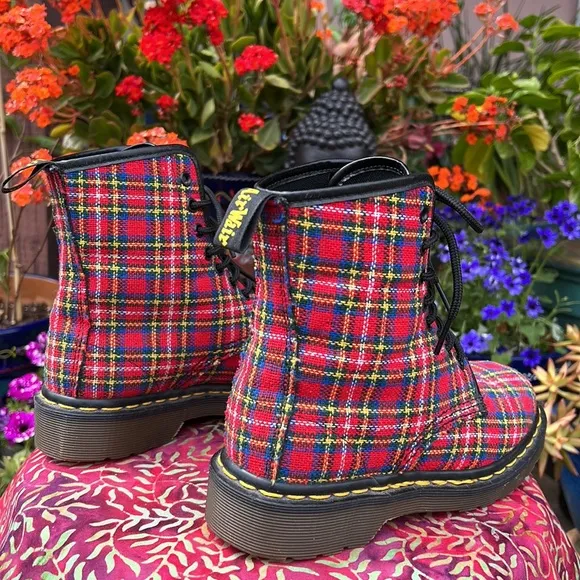 🏴󠁧󠁢󠁥󠁮󠁧󠁿 Dr. Martens Made in England Vintage Red Tartan Plaid Boots UK 4
