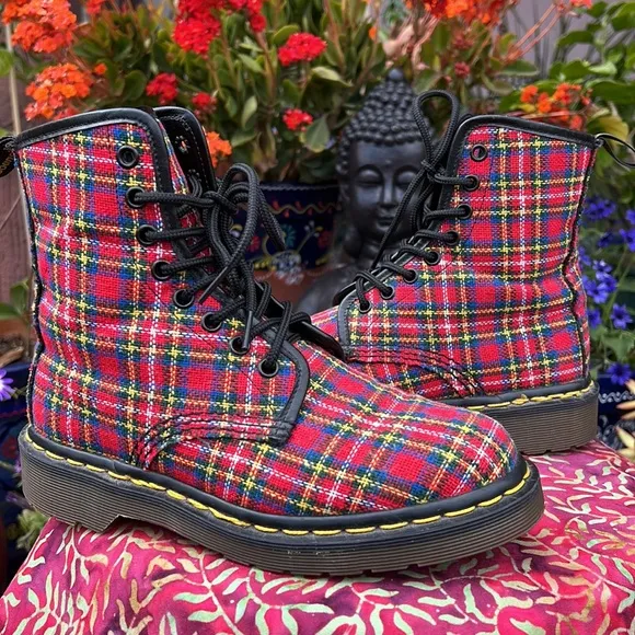 🏴󠁧󠁢󠁥󠁮󠁧󠁿 Dr. Martens Made in England Vintage Red Tartan Plaid Boots UK 4