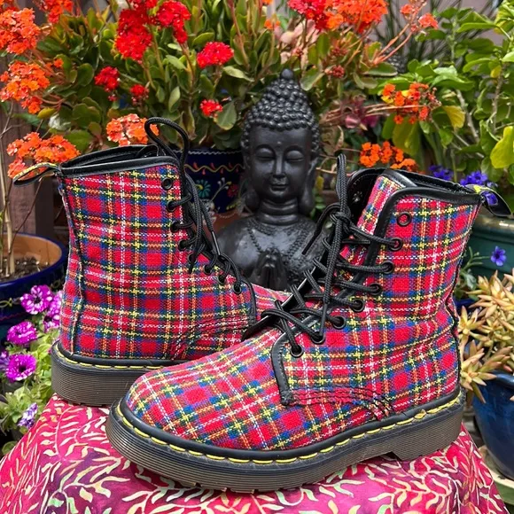 🏴󠁧󠁢󠁥󠁮󠁧󠁿 Dr. Martens Made in England Vintage Red Tartan Plaid Boots UK 4