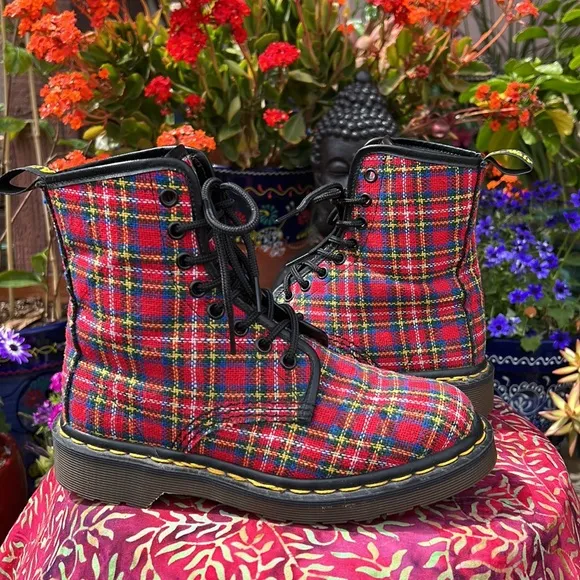 🏴󠁧󠁢󠁥󠁮󠁧󠁿 Dr. Martens Made in England Vintage Red Tartan Plaid Boots UK 4