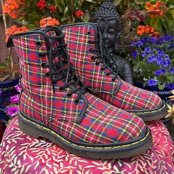 🏴󠁧󠁢󠁥󠁮󠁧󠁿 Dr. Martens Made in England Vintage Red Tartan Plaid Boots UK 4