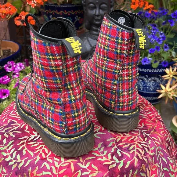 🏴󠁧󠁢󠁥󠁮󠁧󠁿 Dr. Martens Made in England Vintage Red Tartan Plaid Boots UK 4