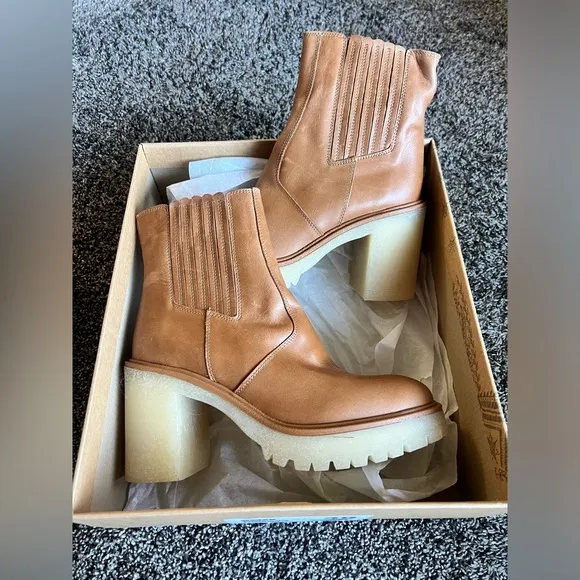 👢 FREE PEOPLE James Chelsea Boots Tan | Chic Leather Ankle Boots