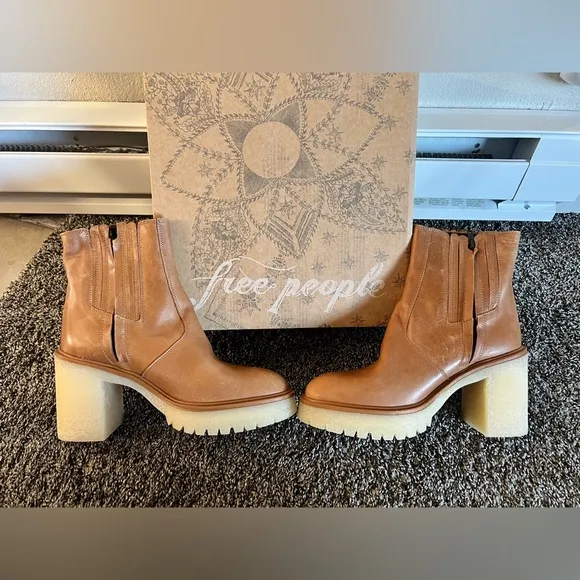 👢 FREE PEOPLE James Chelsea Boots Tan | Chic Leather Ankle Boots