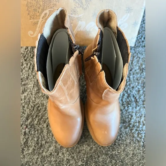 👢 FREE PEOPLE James Chelsea Boots Tan | Chic Leather Ankle Boots