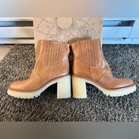 👢 FREE PEOPLE James Chelsea Boots Tan | Chic Leather Ankle Boots
