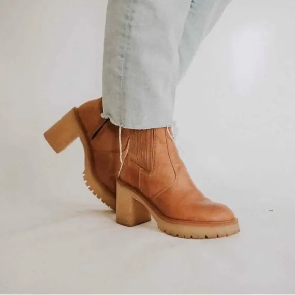 👢 FREE PEOPLE James Chelsea Boots Tan | Chic Leather Ankle Boots
