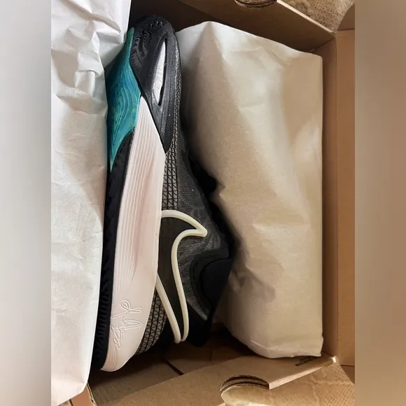🏀 (GS) Nike Kyrie 8 'Orca' Youth Size 6 NEW🏀