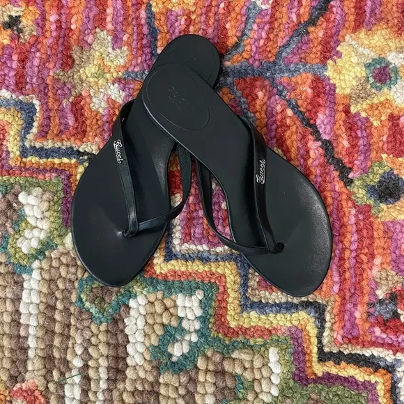 🌺🎉 Gucci Black Leather Tong Sandals