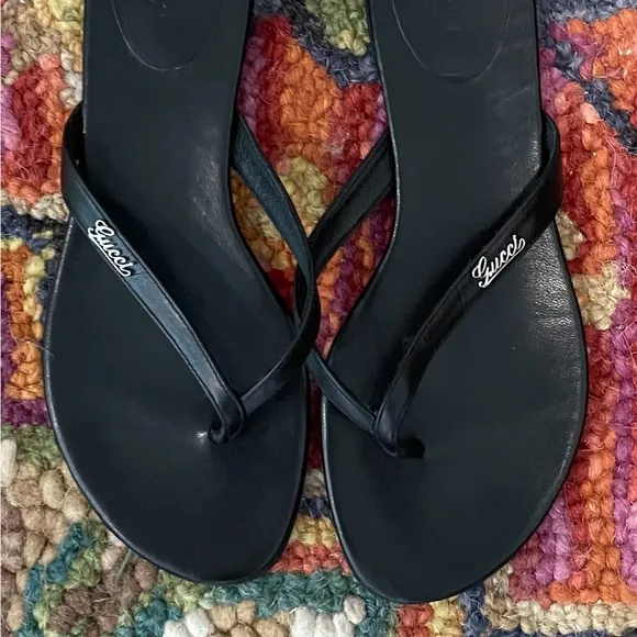 🌺🎉 Gucci Black Leather Tong Sandals