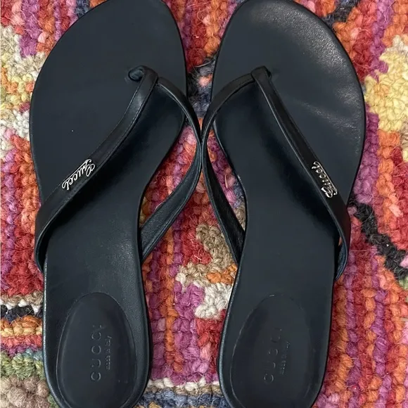 🌺🎉 Gucci Black Leather Tong Sandals
