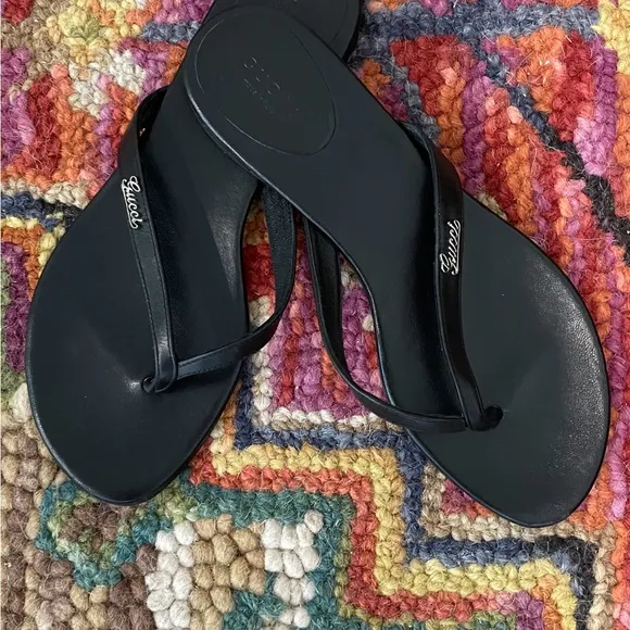 🌺🎉 Gucci Black Leather Tong Sandals