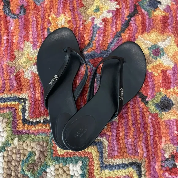 🌺🎉 Gucci Black Leather Tong Sandals