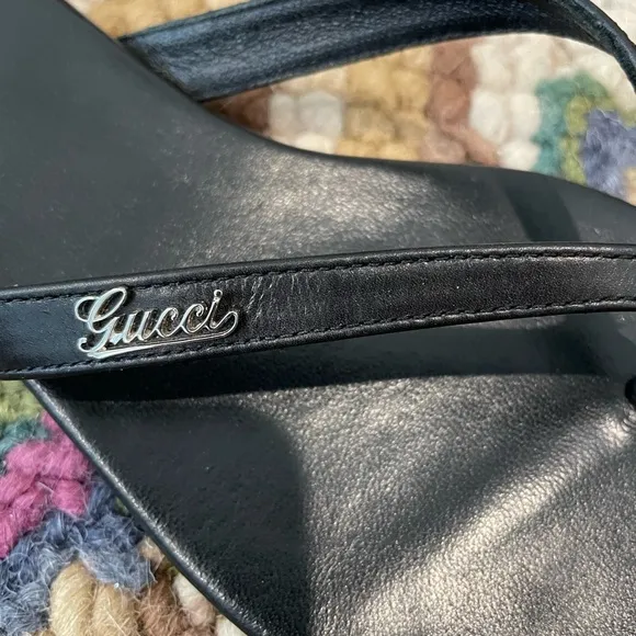 🌺🎉 Gucci Black Leather Tong Sandals