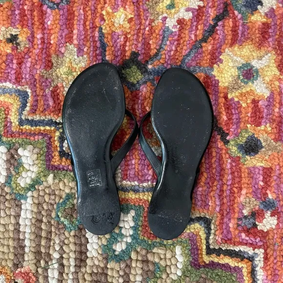 🌺🎉 Gucci Black Leather Tong Sandals