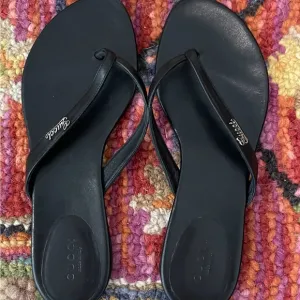 🌺🎉 Gucci Black Leather Tong Sandals