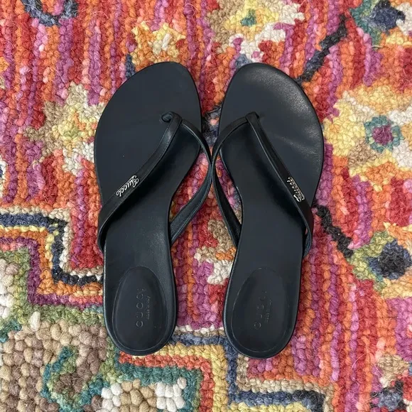🌺🎉 Gucci Black Leather Tong Sandals