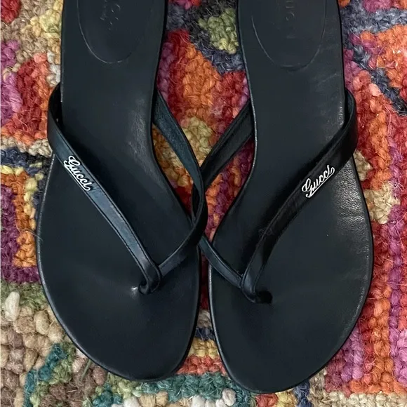 🌺🎉 Gucci Black Leather Tong Sandals