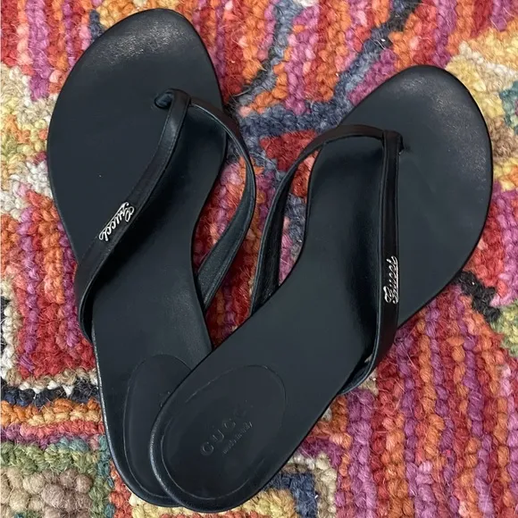 🌺🎉 Gucci Black Leather Tong Sandals