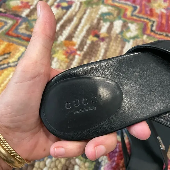 🌺🎉 Gucci Black Leather Tong Sandals