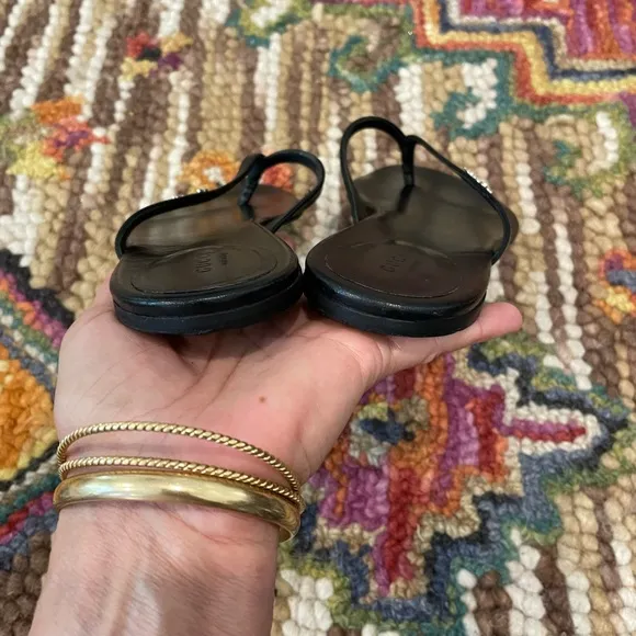 🌺🎉 Gucci Black Leather Tong Sandals