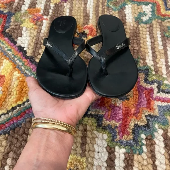 🌺🎉 Gucci Black Leather Tong Sandals