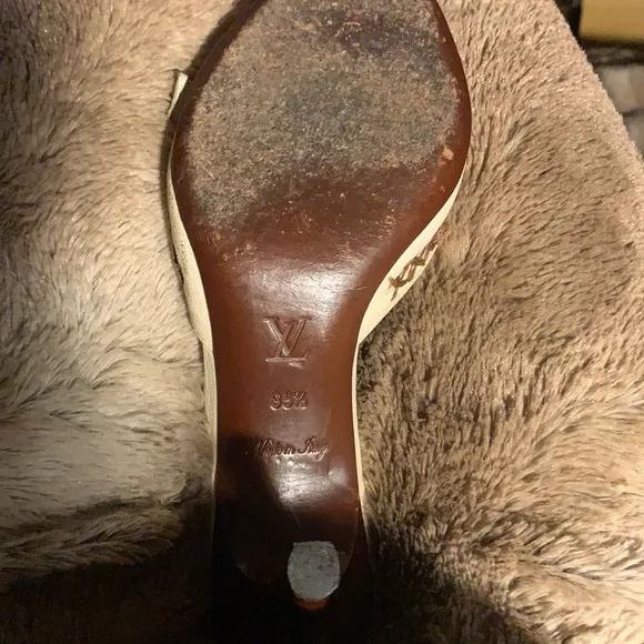 👡 Louis Vuitton Cream Leather Buckle and Whip Stitch Detail Slide Sandal…
