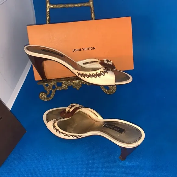 👡 Louis Vuitton Cream Leather Buckle and Whip Stitch Detail Slide Sandal…