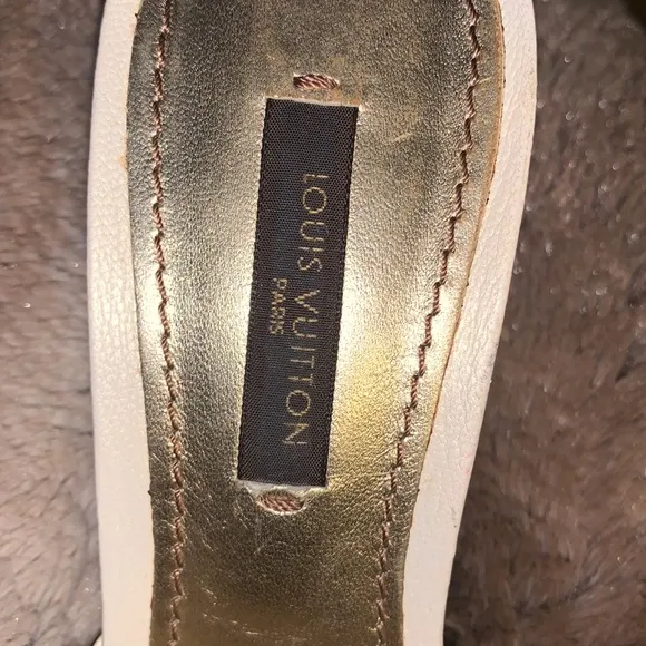 👡 Louis Vuitton Cream Leather Buckle and Whip Stitch Detail Slide Sandal…