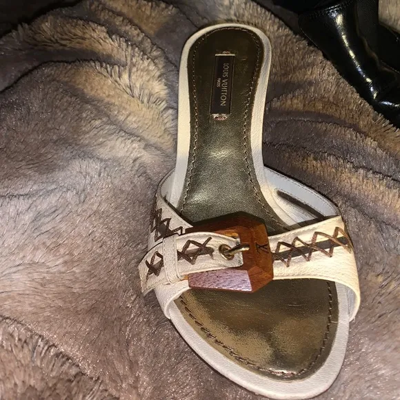 👡 Louis Vuitton Cream Leather Buckle and Whip Stitch Detail Slide Sandal…