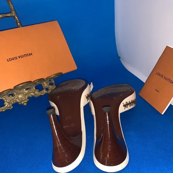 👡 Louis Vuitton Cream Leather Buckle and Whip Stitch Detail Slide Sandal…