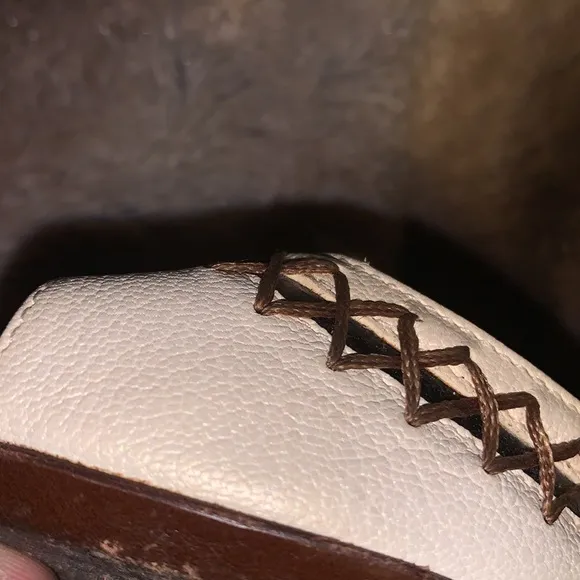 👡 Louis Vuitton Cream Leather Buckle and Whip Stitch Detail Slide Sandal…