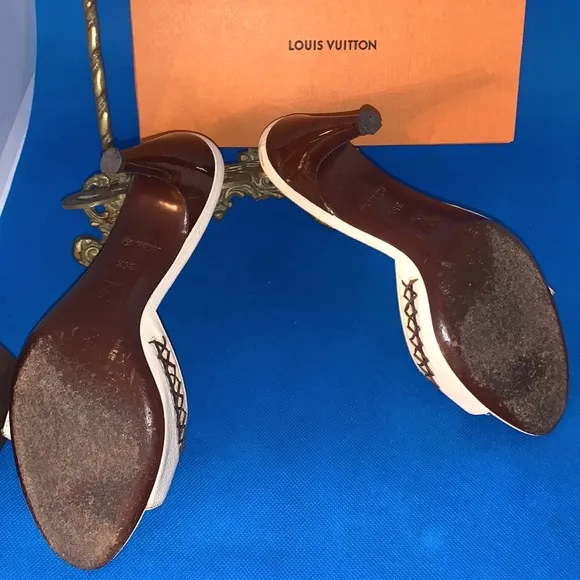 👡 Louis Vuitton Cream Leather Buckle and Whip Stitch Detail Slide Sandal…