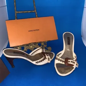 👡 Louis Vuitton Cream Leather Buckle and Whip Stitch Detail Slide Sandal…