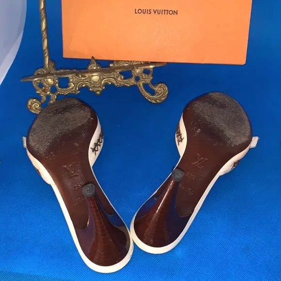 👡 Louis Vuitton Cream Leather Buckle and Whip Stitch Detail Slide Sandal…