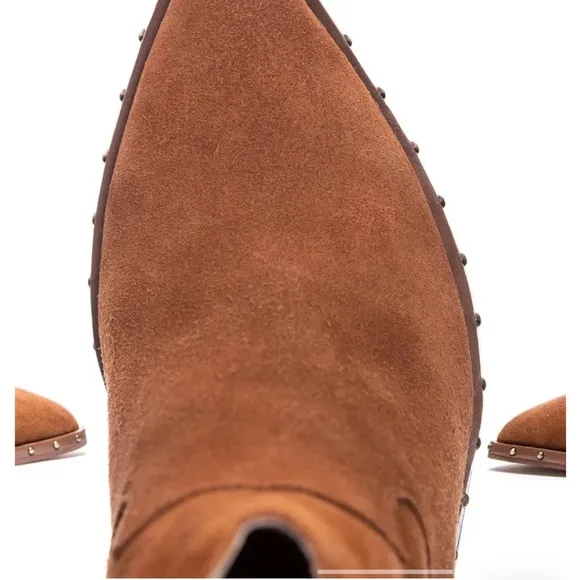 - New ✨Ramble Faux Suede Cowboy BootCHINESE LAUNDRY 7.5