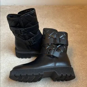 🫐 NWT Kurt Geiger Kingston  Moto Boots with Chunky Design and Adjustable Straps