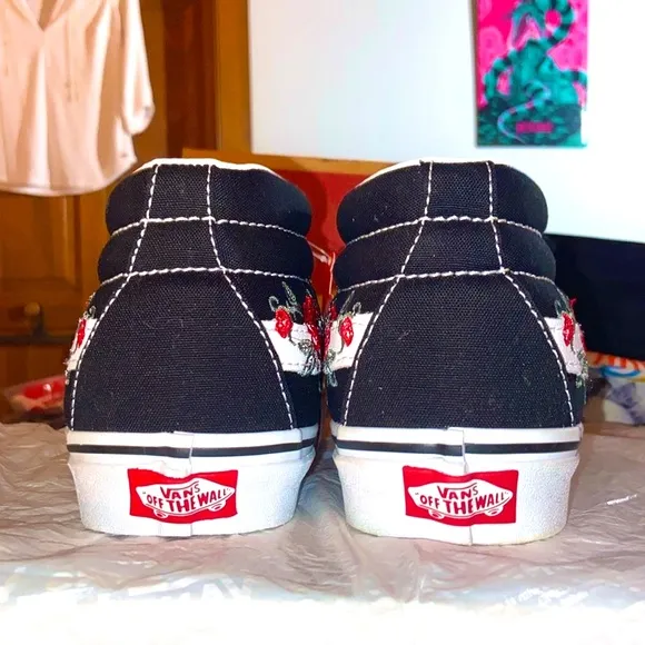🏷️ Vans SK8-Mid w/Red Flower’s Embroidered-Sz 8~Brand New In Box~NEVER WORN!
