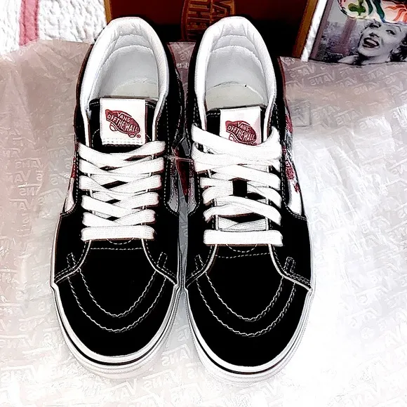 🏷️ Vans SK8-Mid w/Red Flower’s Embroidered-Sz 8~Brand New In Box~NEVER WORN!