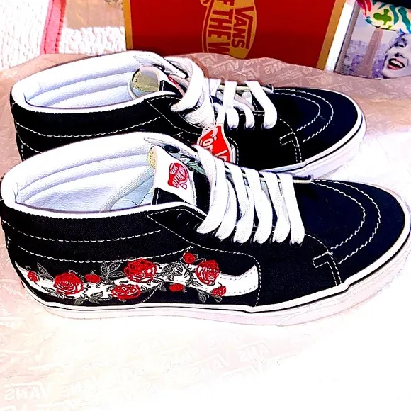 🏷️ Vans SK8-Mid w/Red Flower’s Embroidered-Sz 8~Brand New In Box~NEVER WORN!
