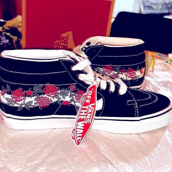 🏷️ Vans SK8-Mid w/Red Flower’s Embroidered-Sz 8~Brand New In Box~NEVER WORN!