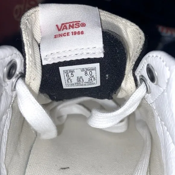 🏷️ Vans SK8-Mid w/Red Flower’s Embroidered-Sz 8~Brand New In Box~NEVER WORN!