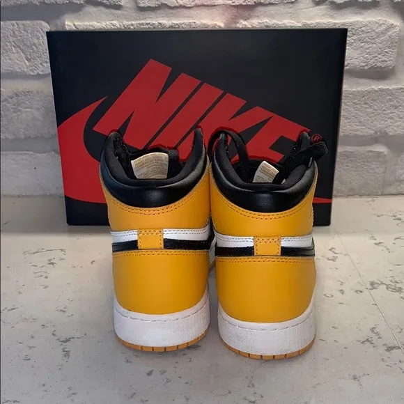 2022 Air Jordan 1 Retro High OG 'Yellow Toe'