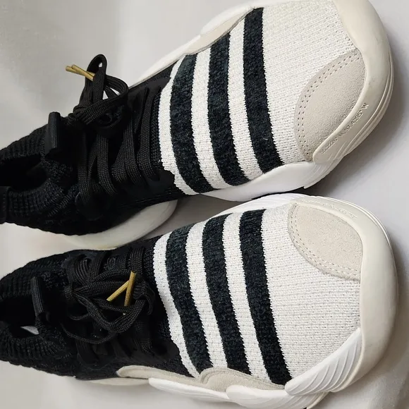 Adidas Trae Young 2.0 Super Villain Basketball sneakers (mens size 8.5)