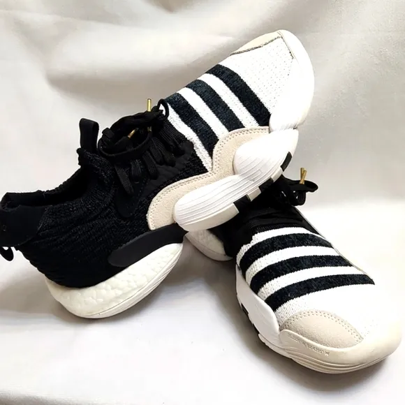 Adidas Trae Young 2.0 Super Villain Basketball sneakers (mens size 8.5)