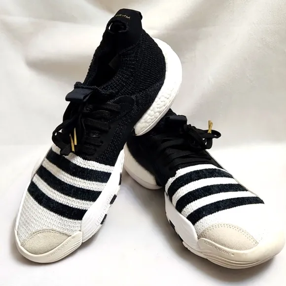 Adidas Trae Young 2.0 Super Villain Basketball sneakers (mens size 8.5)