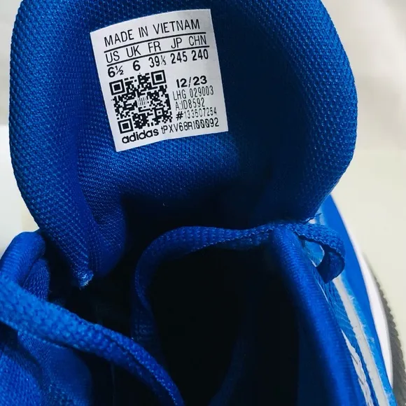 Adidas unisex front court Basketball sneakers blue . Men 61/2 women 71/2.
