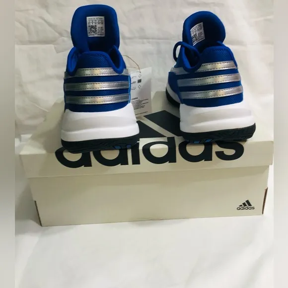 Adidas unisex front court Basketball sneakers blue . Men 61/2 women 71/2.